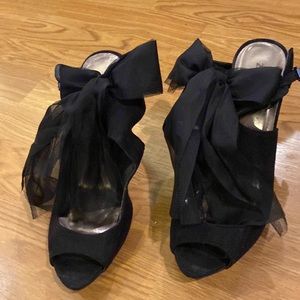 10M, 4 inch spike heels, ankle buckle with tulle bow in front of buckle.